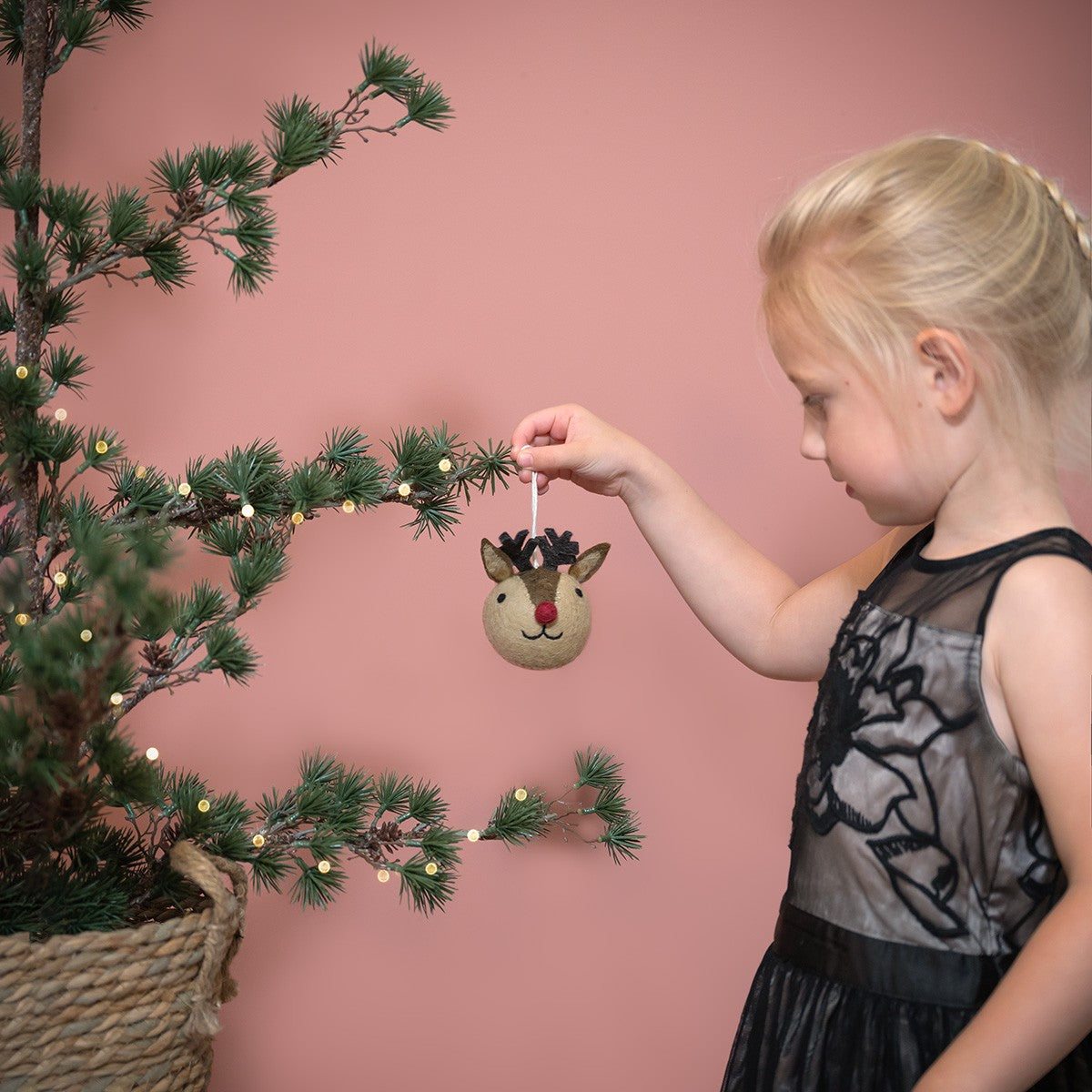 Detailfoto van vilten kerstbal winterdier rendier