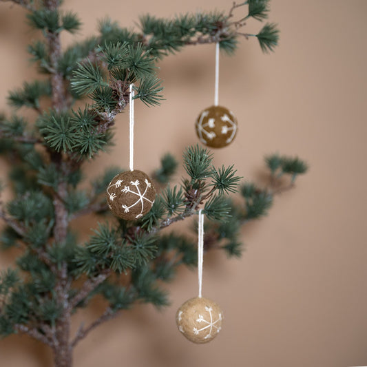 Detailfoto van vilten kerstbal gingerbread small chocolade