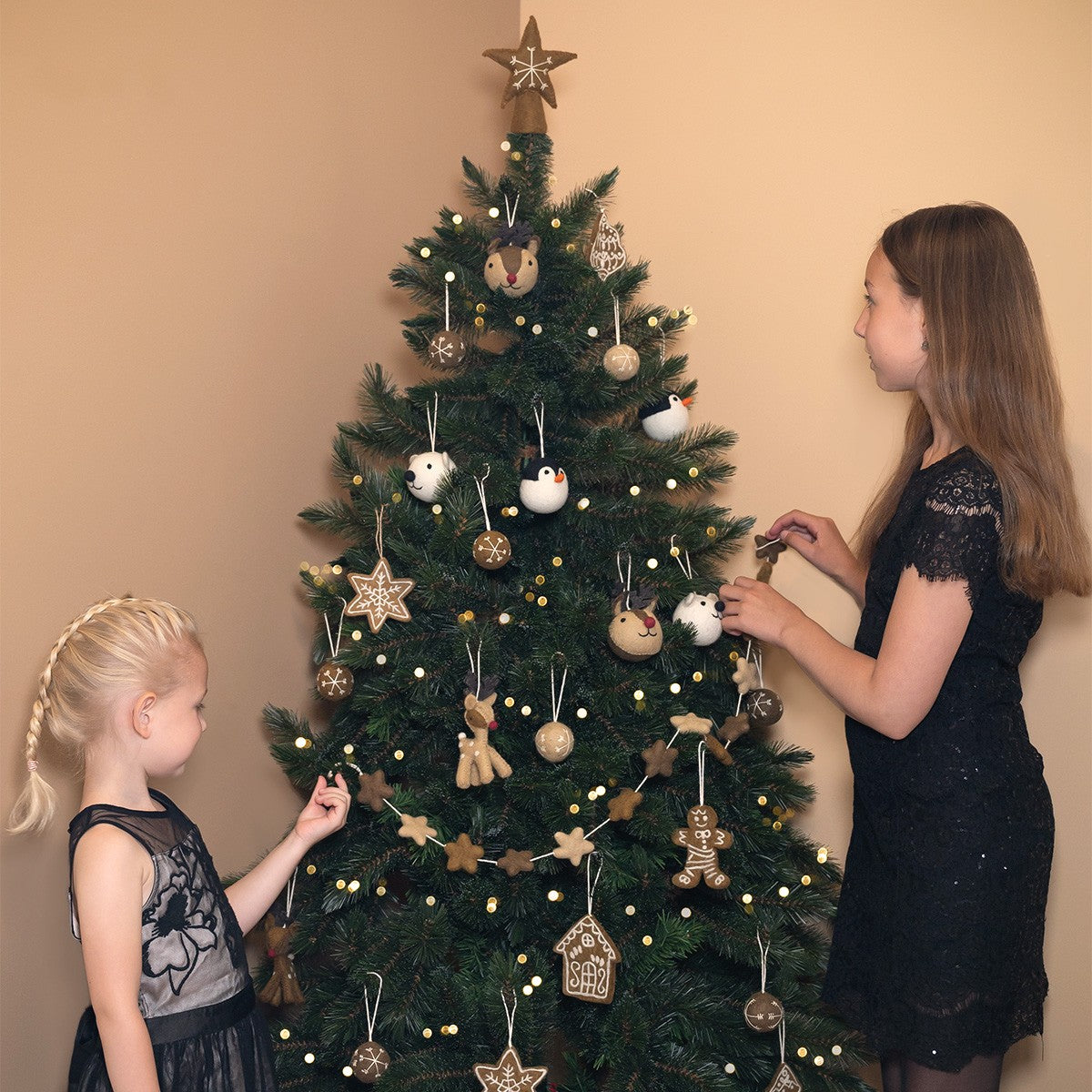 Detailfoto van vilten kerstbal winterdier rendier