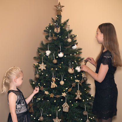 Detailfoto van vilten kerstbal winterdier rendier