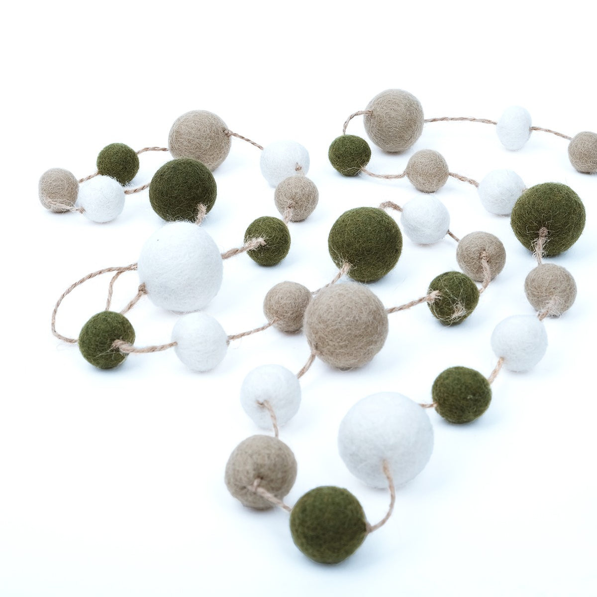 Detailfoto van vilten viltslinger viltballetjes mistletoe