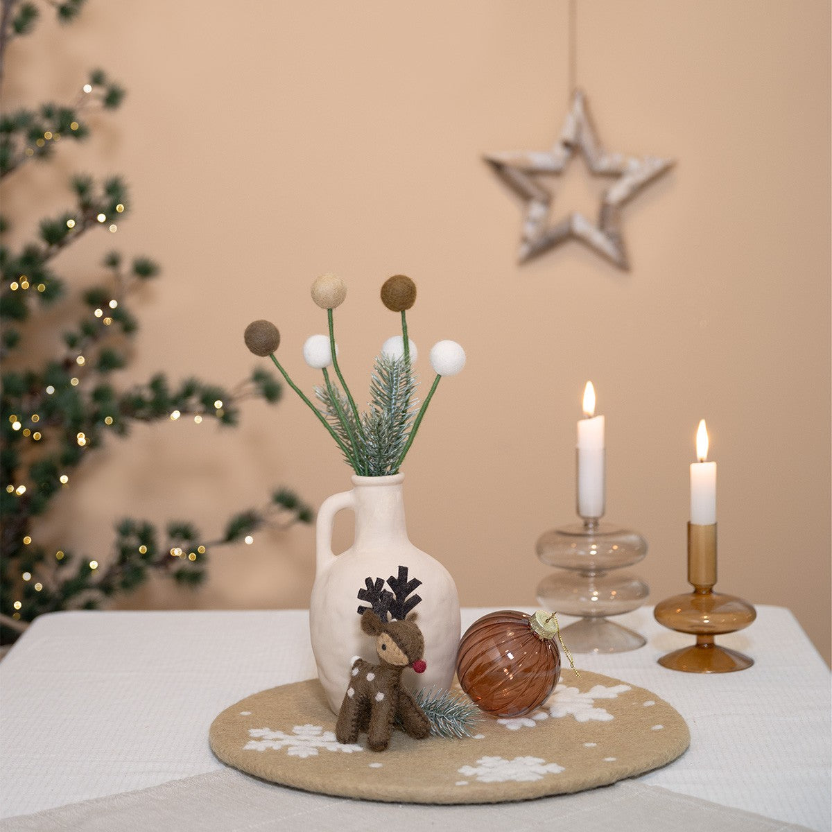 Detailfoto van vilten hanger rendier chocolade