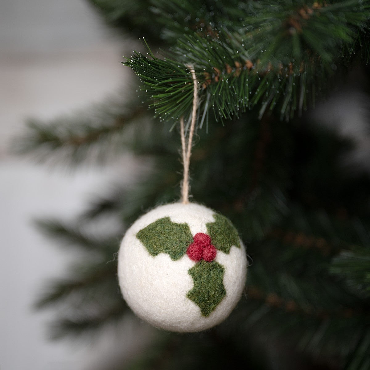 Vilten kerstbal holly berry large