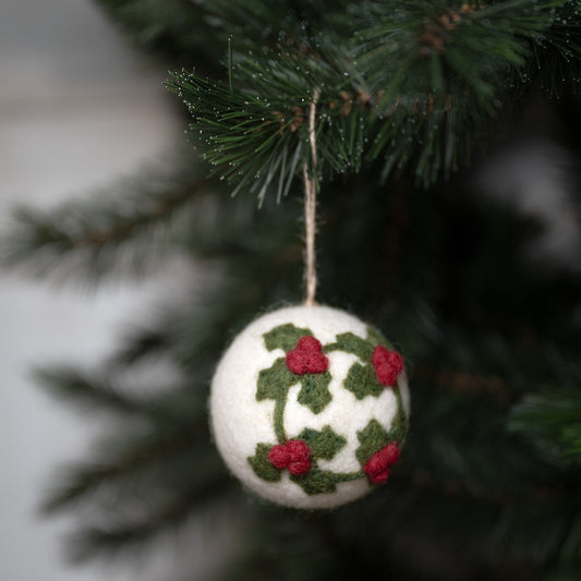 Detailfoto van vilten kerstbal holly berry krans large