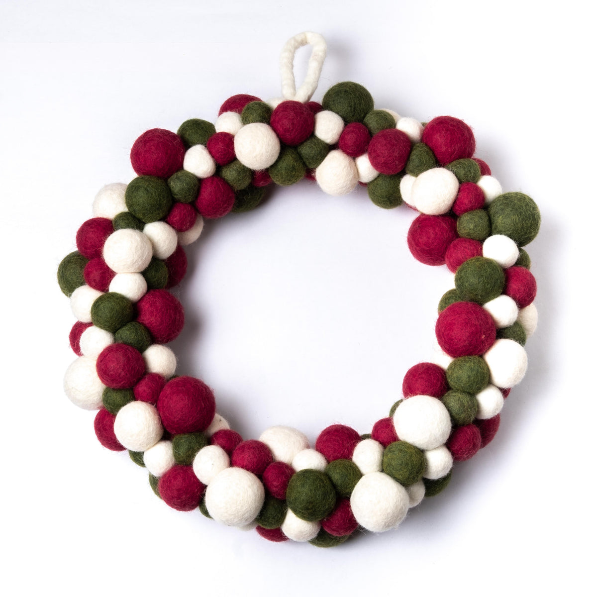 Detailfoto van vilten kerstkrans viltballetjes holly berry