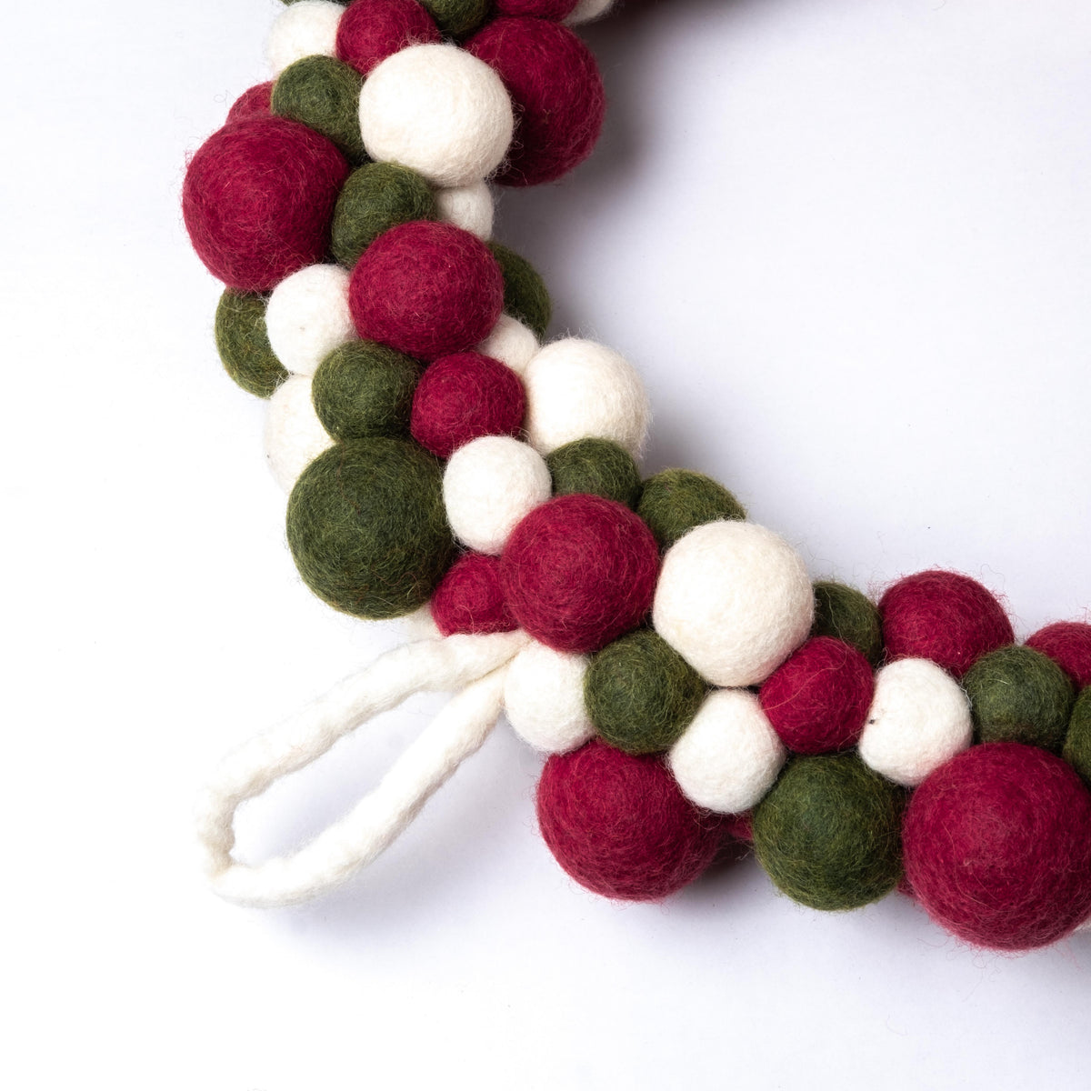 Detailfoto van vilten kerstkrans viltballetjes holly berry