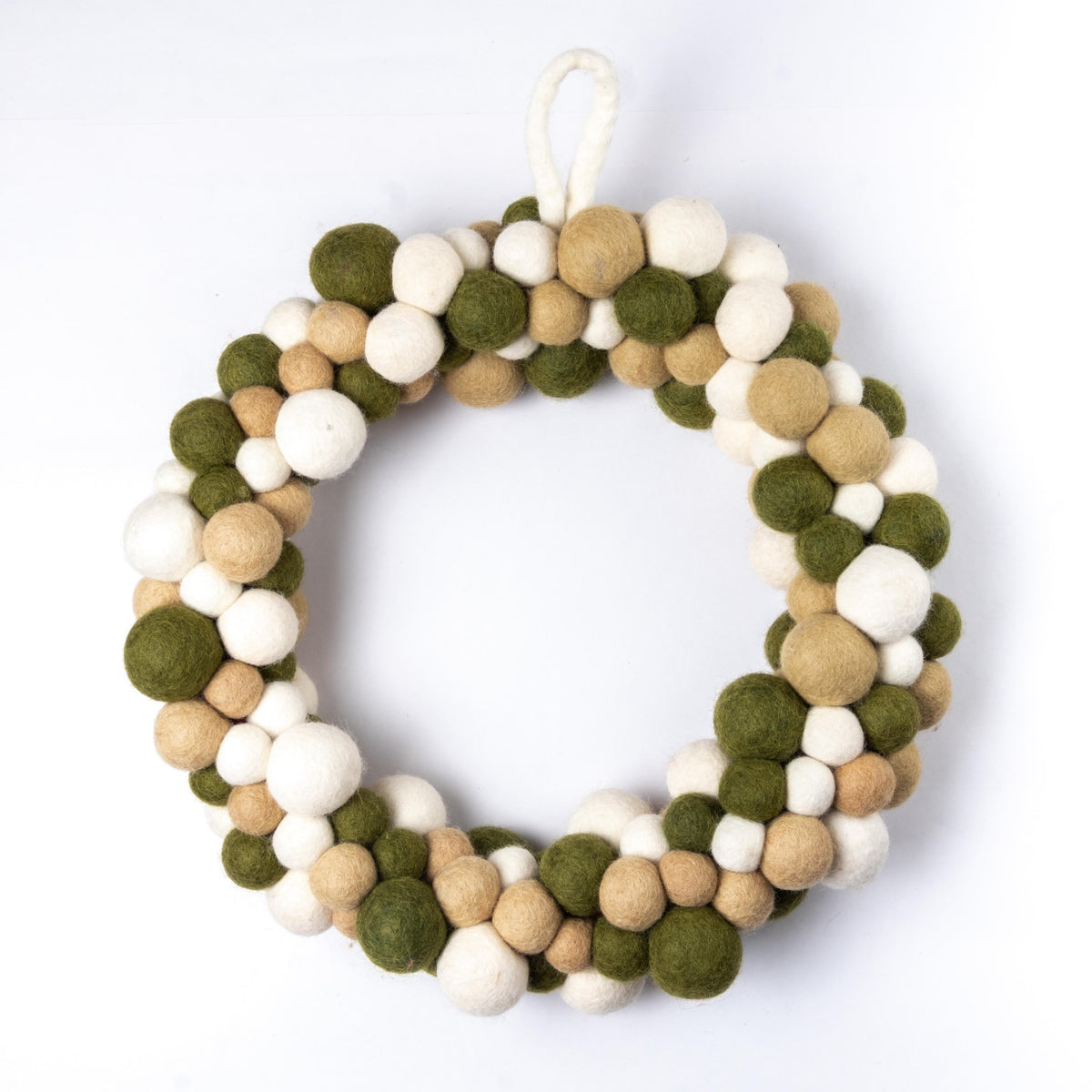 Detailfoto van vilten kerstkrans viltballetjes mistletoe