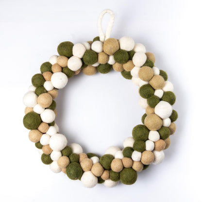 Detailfoto van vilten kerstkrans viltballetjes mistletoe