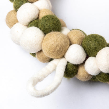 Detailfoto van vilten kerstkrans viltballetjes mistletoe