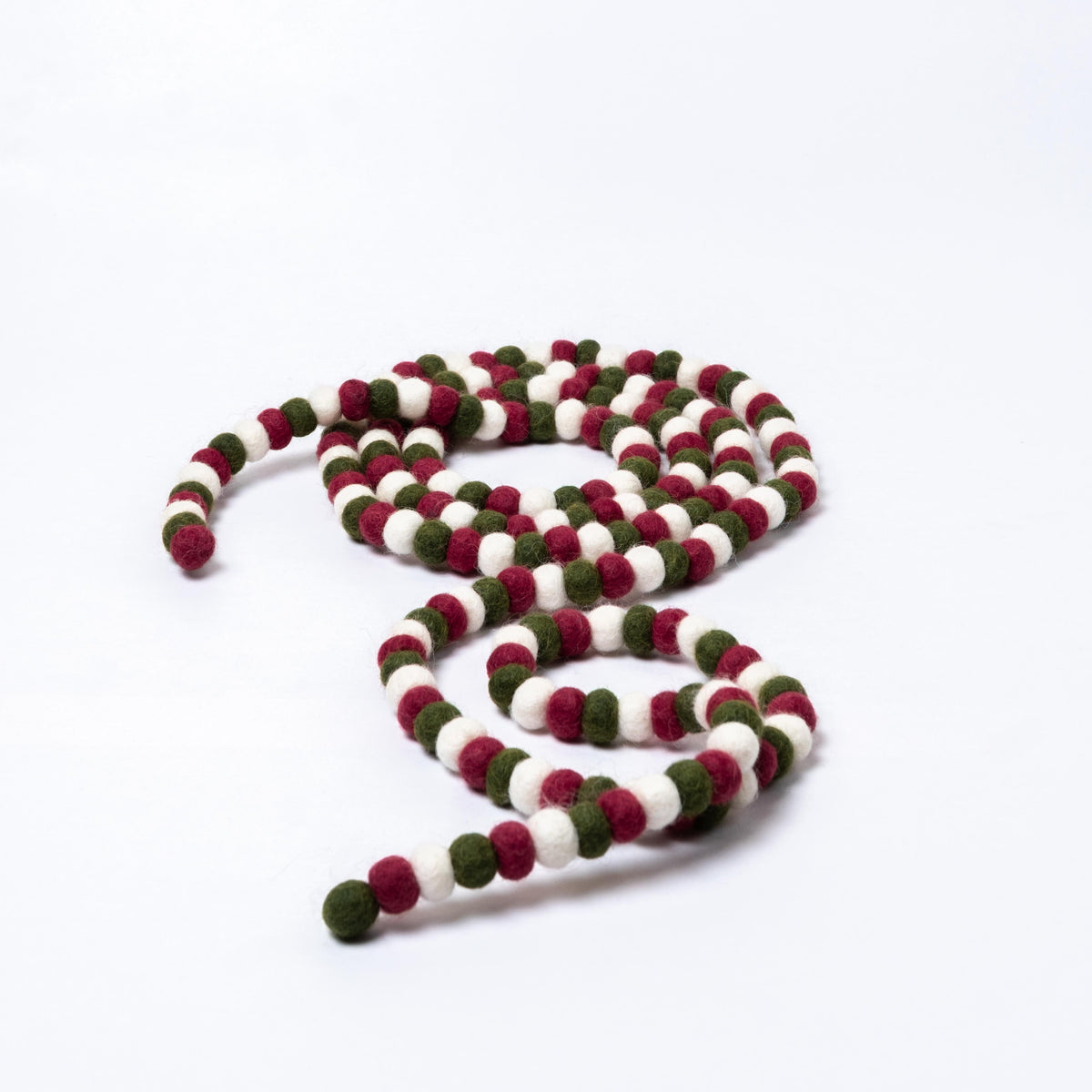 Detailfoto van vilten viltslinger viltballetjes small holly berry