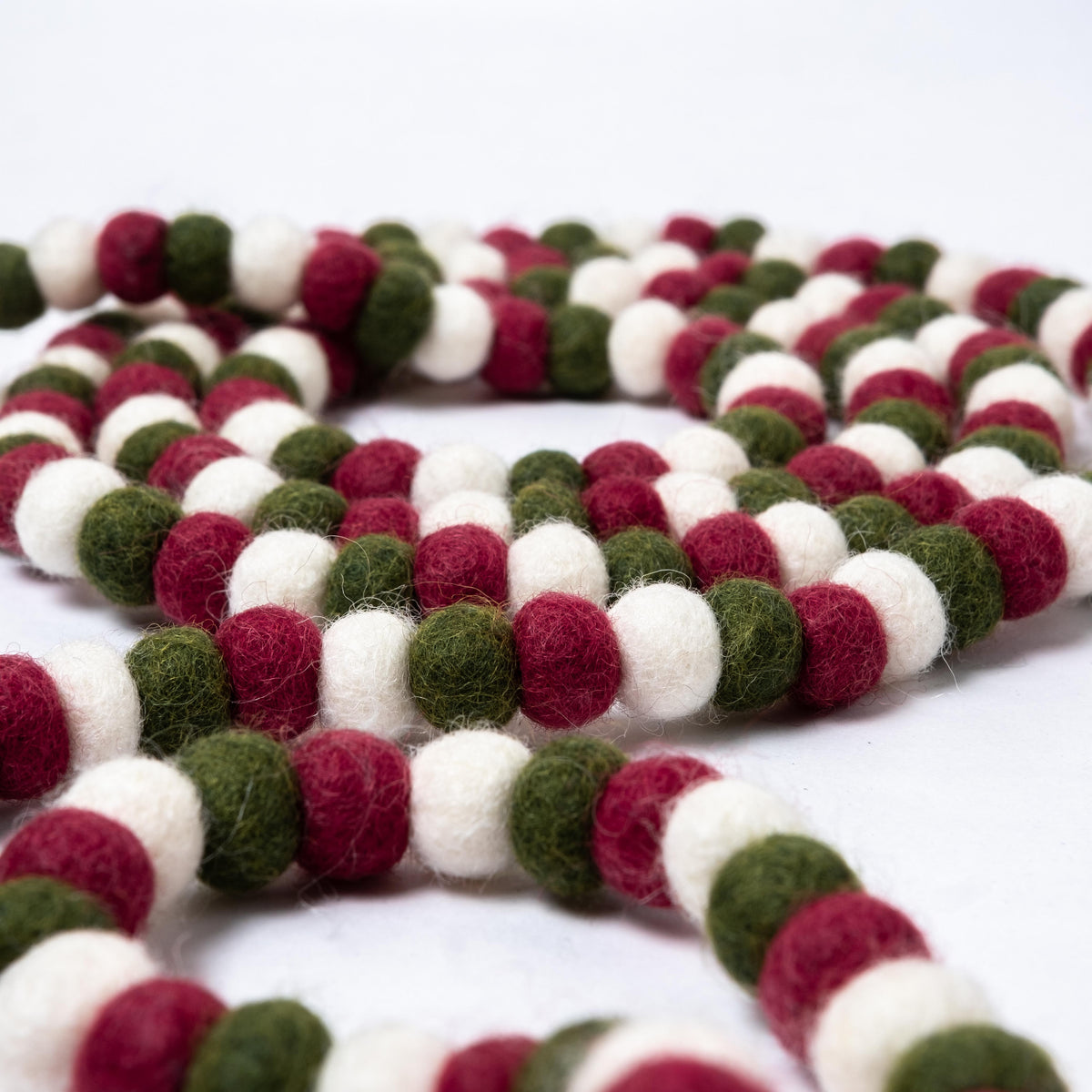 Detailfoto van vilten viltslinger viltballetjes small holly berry