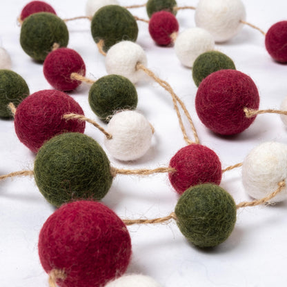Detailfoto van vilten viltslinger viltballetjes holly berry