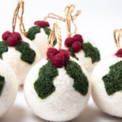Detailfoto van vilten kerstbal holly berry small