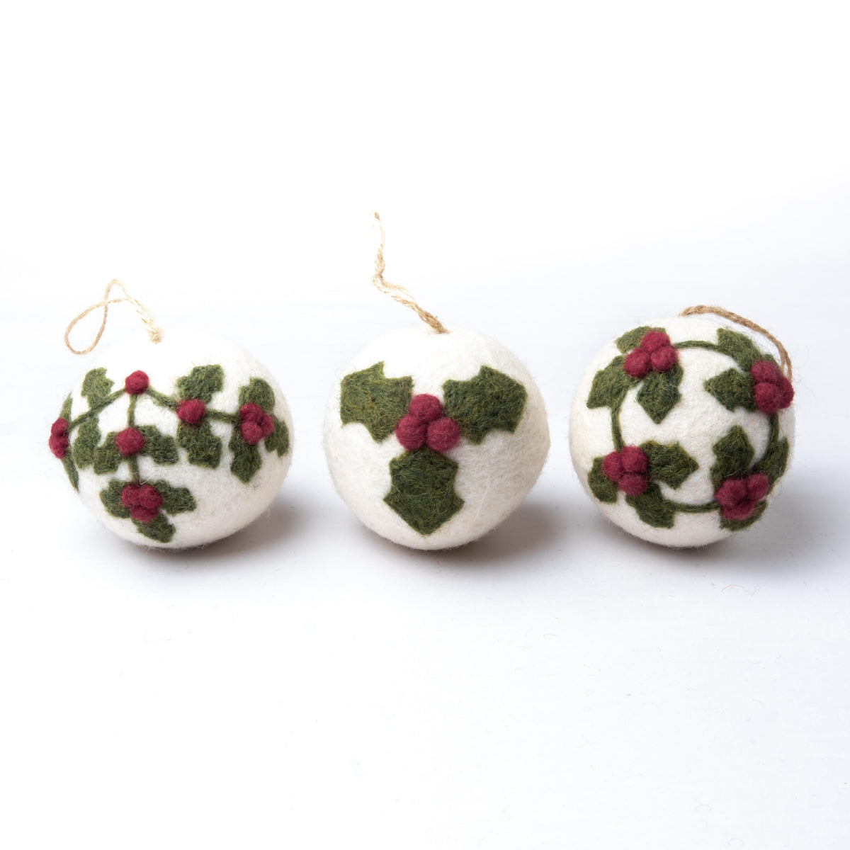 Detailfoto van vilten kerstbal holly berry krans large