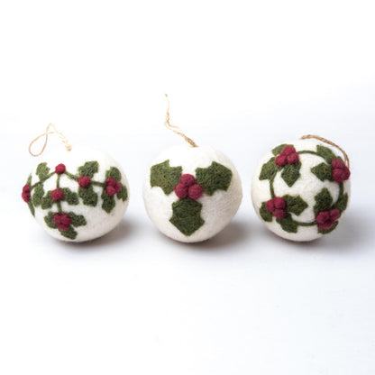 Detailfoto van vilten kerstbal holly berry large