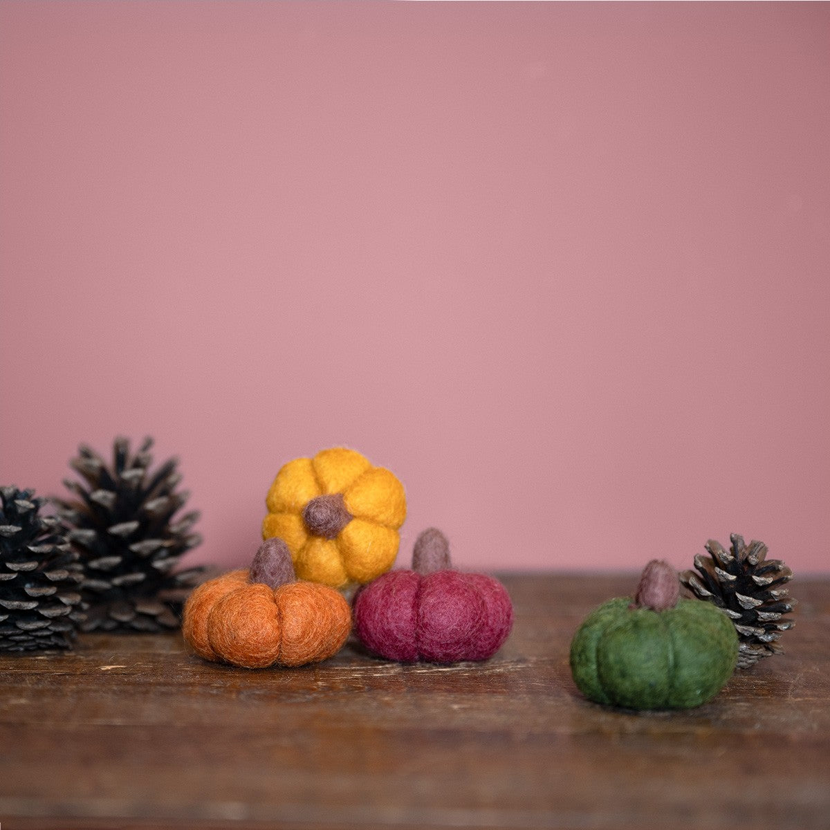 Detailfoto van vilten pompoen small donkergroen