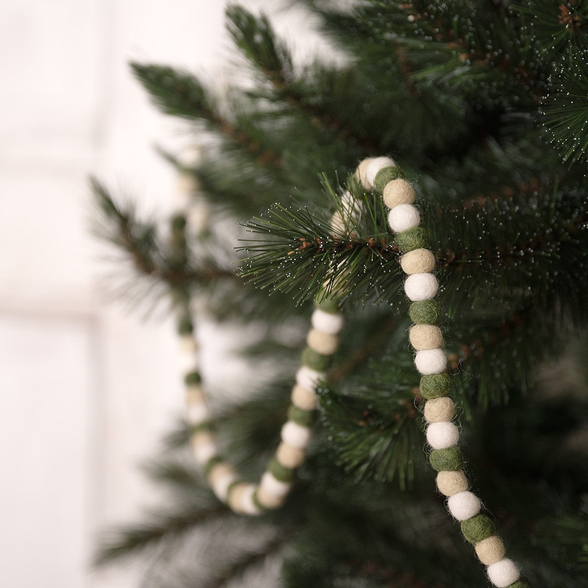 Detailfoto van vilten viltslinger viltballetjes small mistletoe