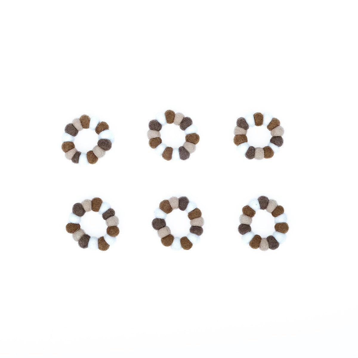 Detailfoto van vilten servetring viltballetjes gingerbread 6 st.