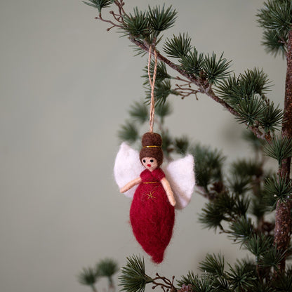Detailfoto van vilten hanger engeltje holly berry-rood