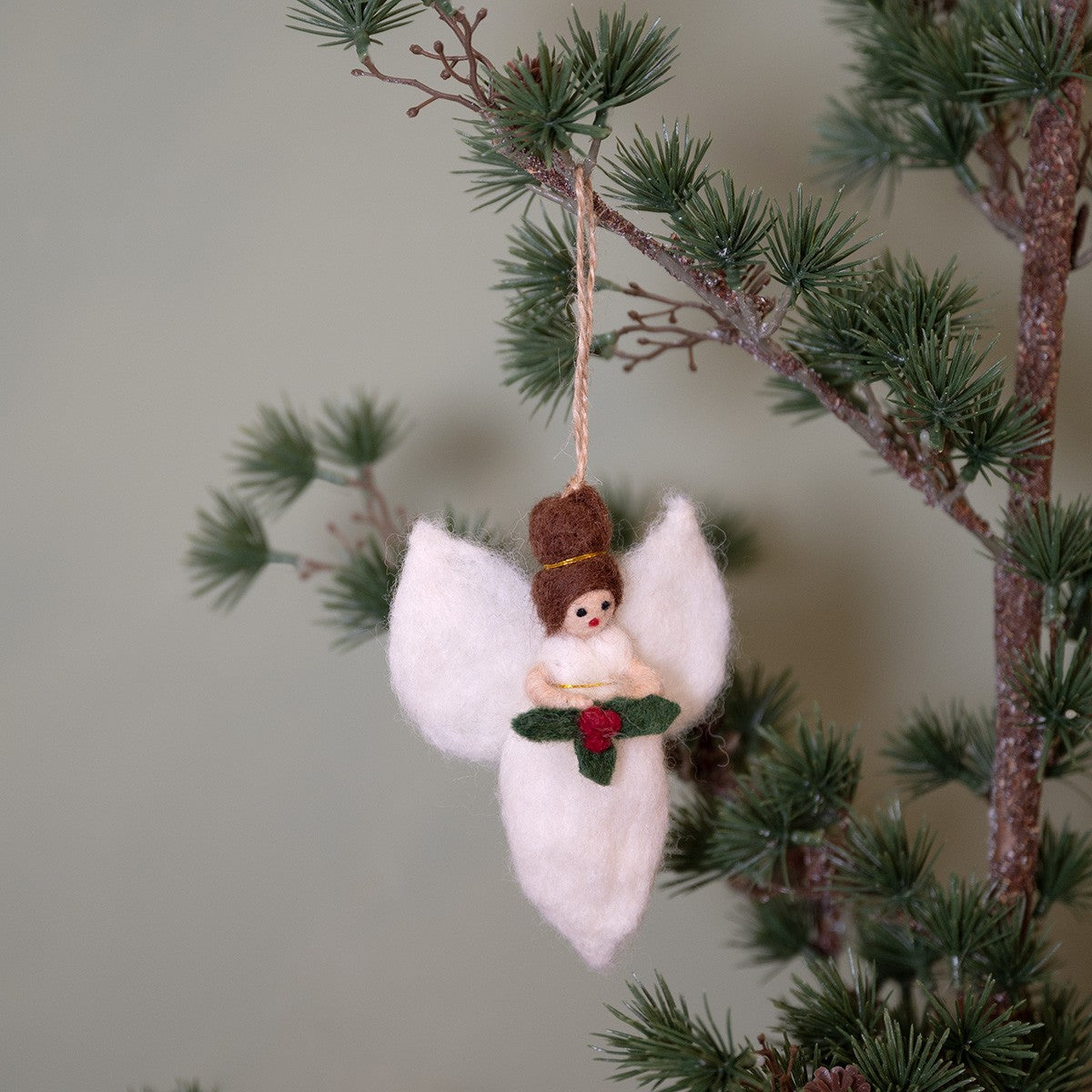 Detailfoto van vilten hanger engeltje wit met holly berry