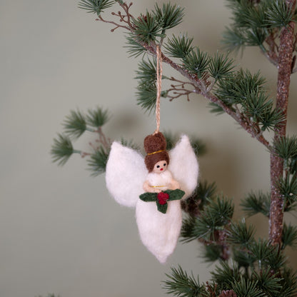 Detailfoto van vilten hanger engeltje wit met holly berry