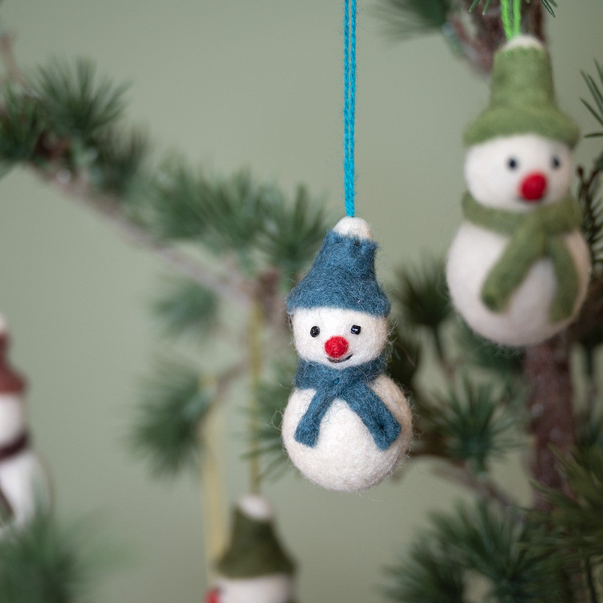 Detailfoto van vilten sneeuwpopjes aardetinten 10 st.