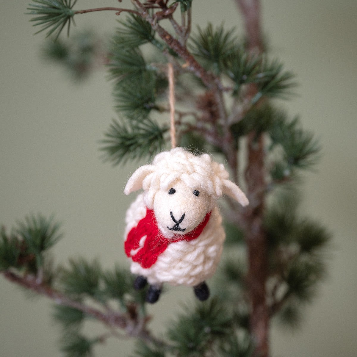 Vilten hanger schaap met rode sjaal