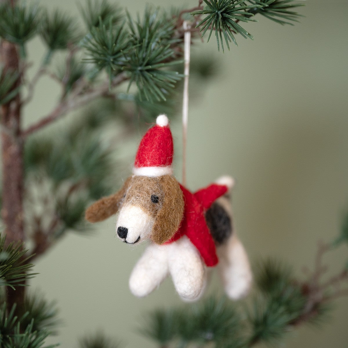 Vilten hanger hondje met kerstmuts
