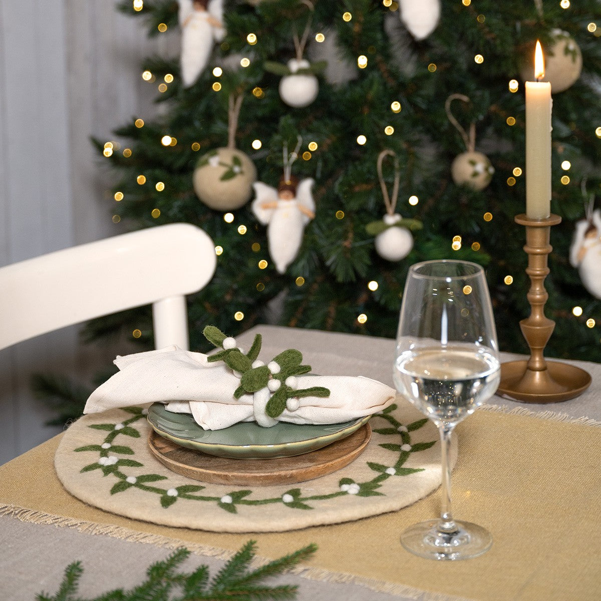 Detailfoto van vilten servetring mistletoe