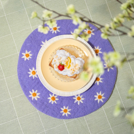 Vilten onderzetter 35 cm margrietjes lila