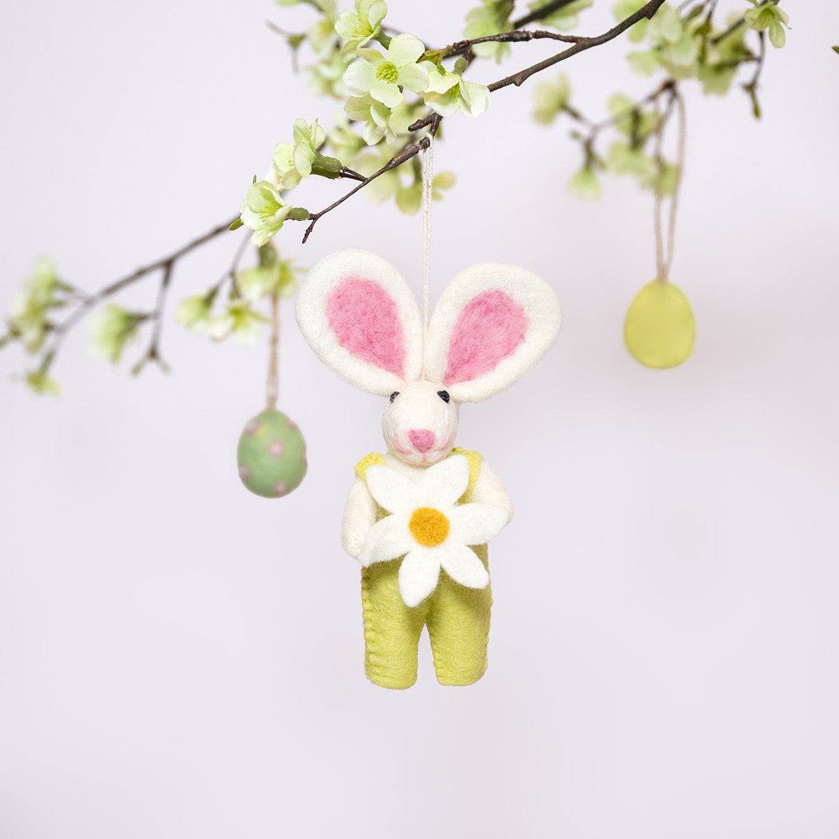 Vilten hanger haasje met margriet geel