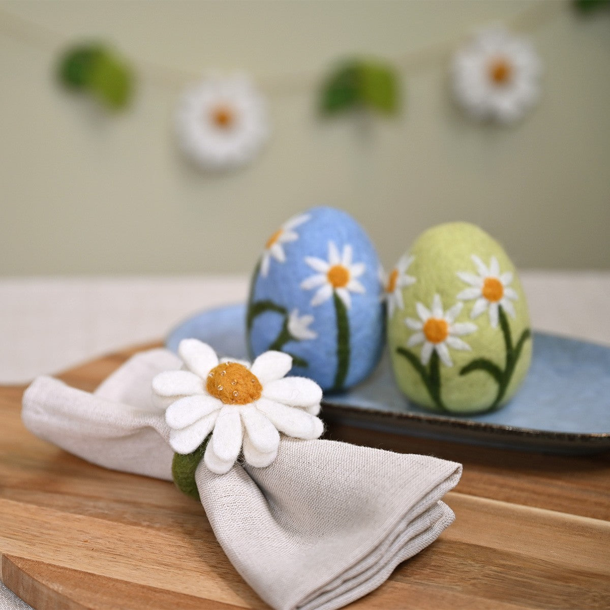 Detailfoto van vilten servetring margrietje