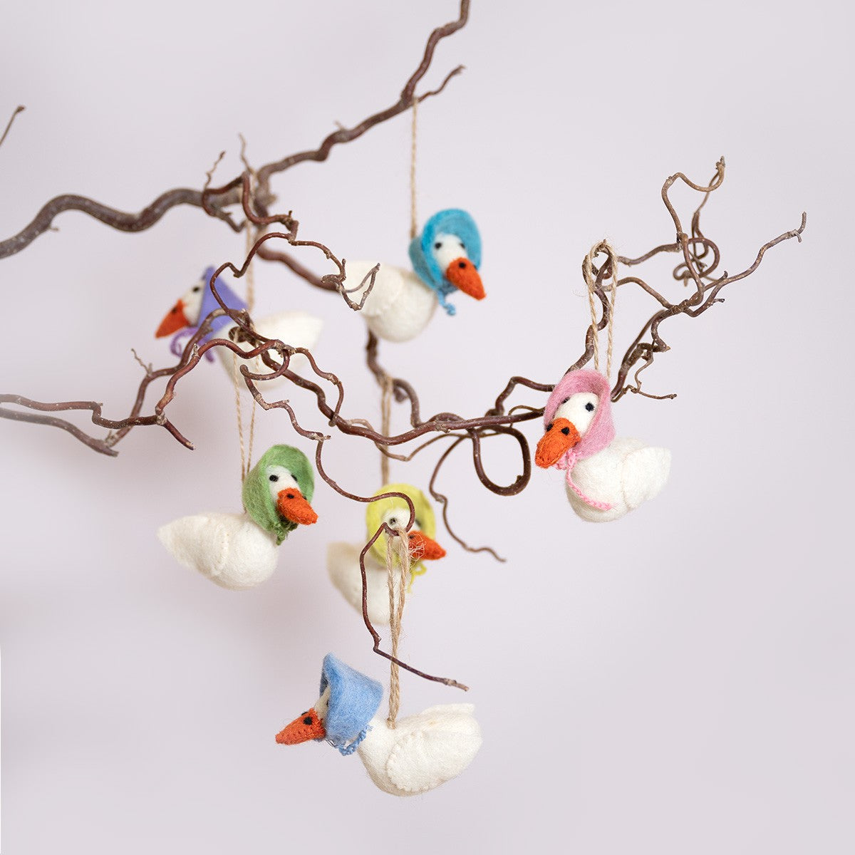 Detailfoto van vilten hanger gans turquoise