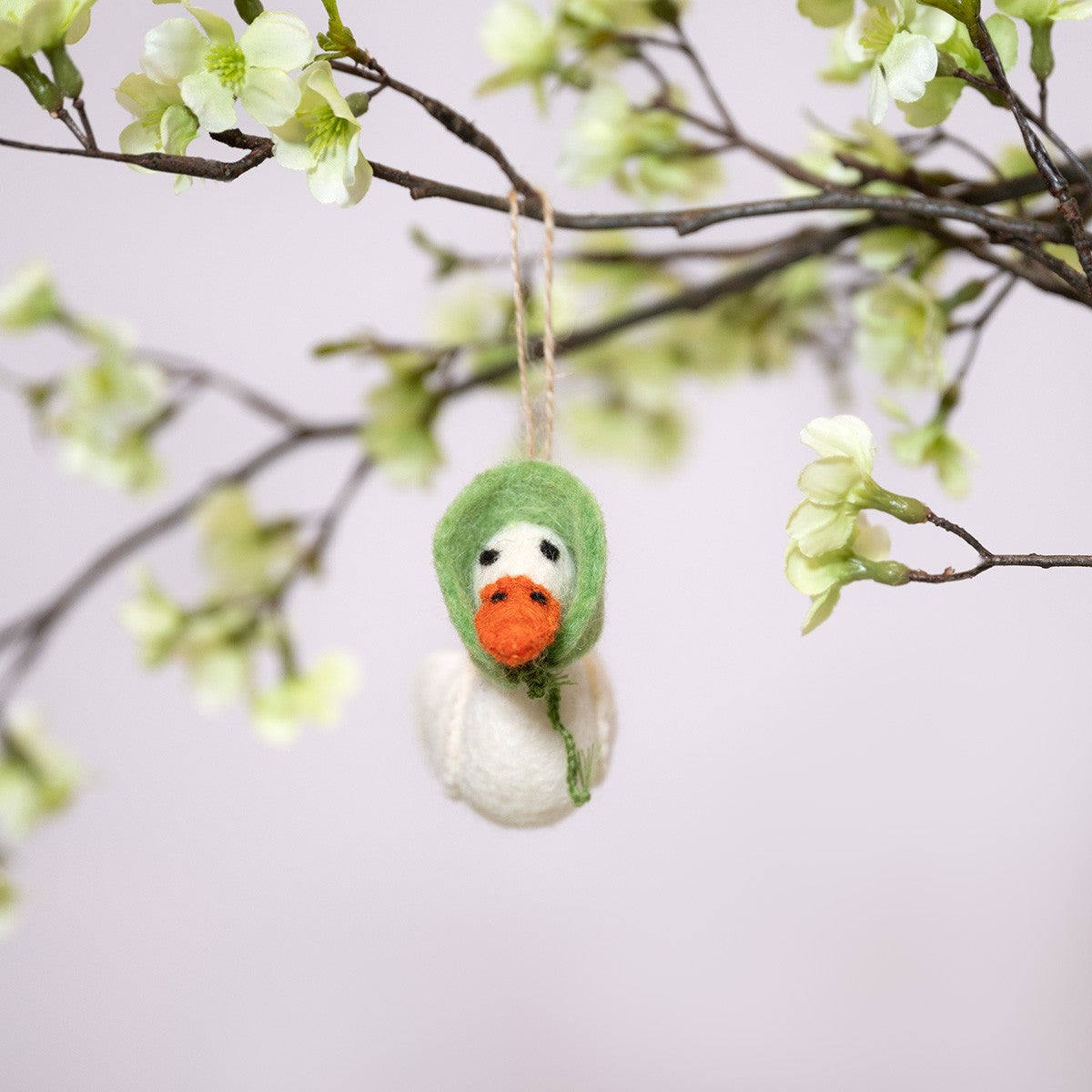 Detailfoto van vilten hanger gans groen