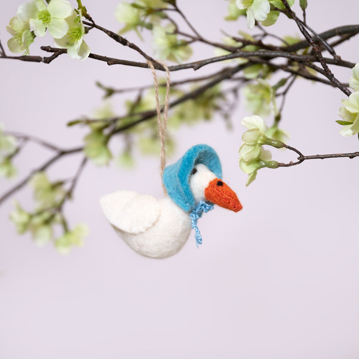 Detailfoto van vilten hanger gans turquoise