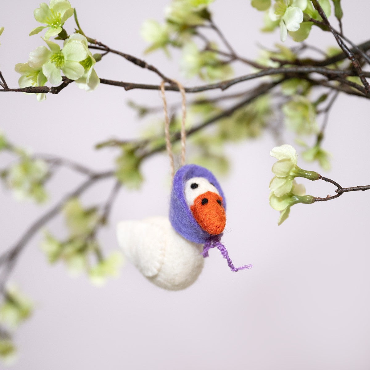 Detailfoto van vilten hanger gans lila
