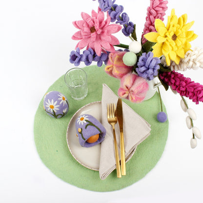 Detailfoto van vilten eiwarmer margrietjes lila