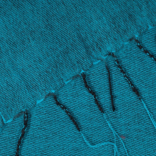 Detailfoto van vilten kleine sjaal turquoise