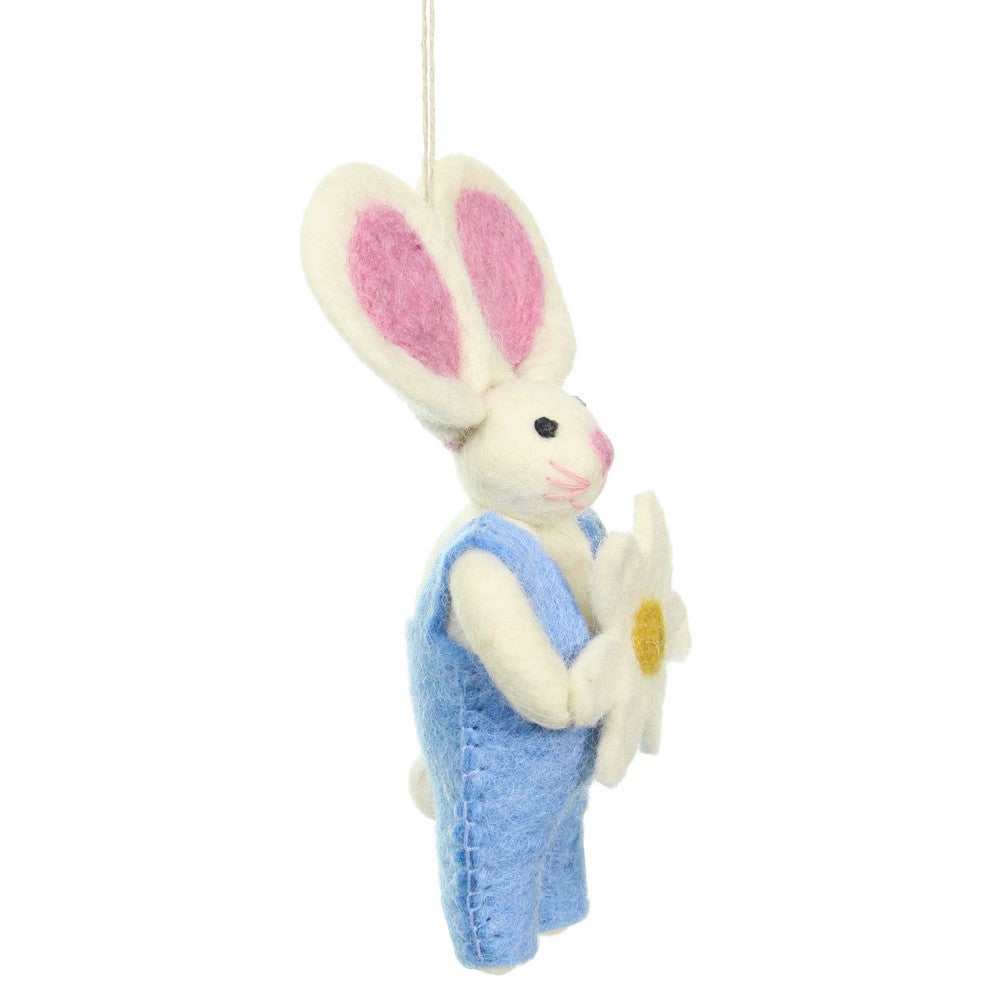 Detailfoto van vilten hanger haasje met margriet blauw