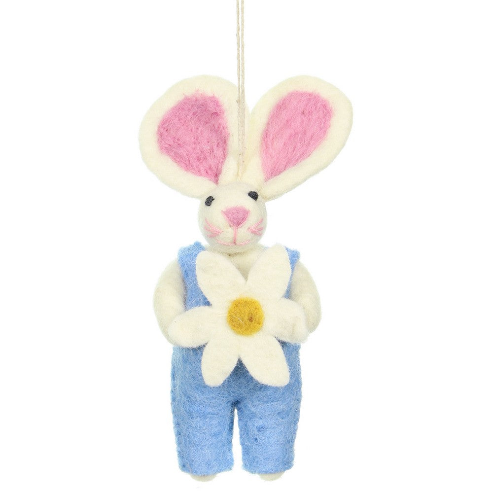 Detailfoto van vilten hanger haasje met margriet blauw