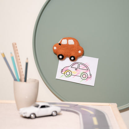 Detailfoto van vilten magneet auto 2d cognac