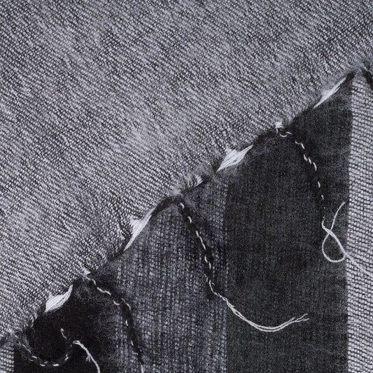 Detailfoto van vilten kleine sjaal zwart grijs