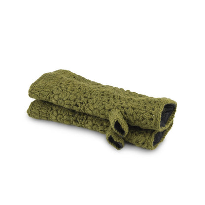 Detailfoto van vilten handwarmers granny square legergroen