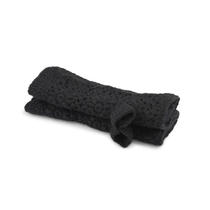 Detailfoto van vilten handwarmers granny square zwart