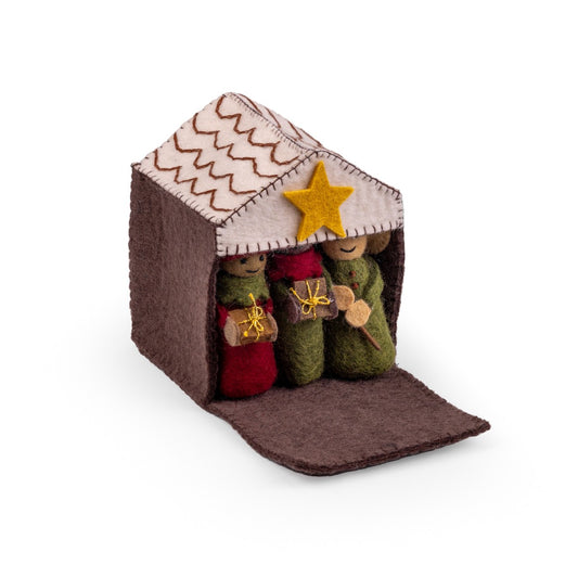 Detailfoto van vilten kerststal rood-groen
