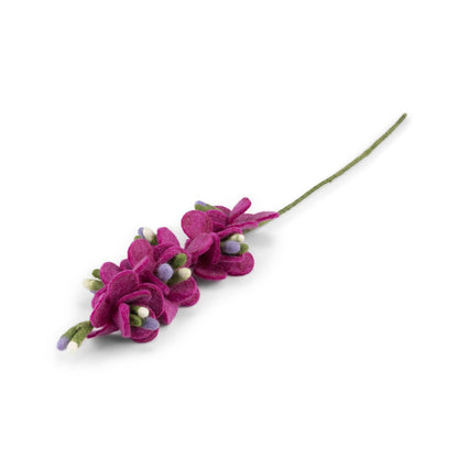 Detailfoto van vilten ridderspoor fuchsia