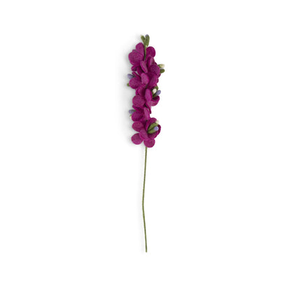 Detailfoto van vilten ridderspoor fuchsia