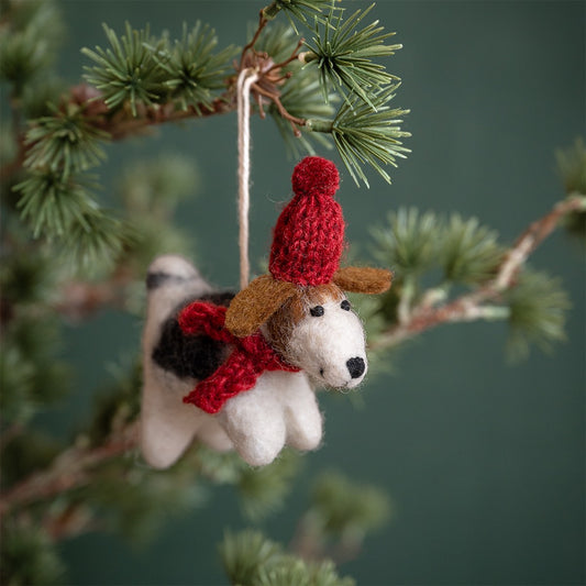 Detailfoto van vilten hanger hondje met muts