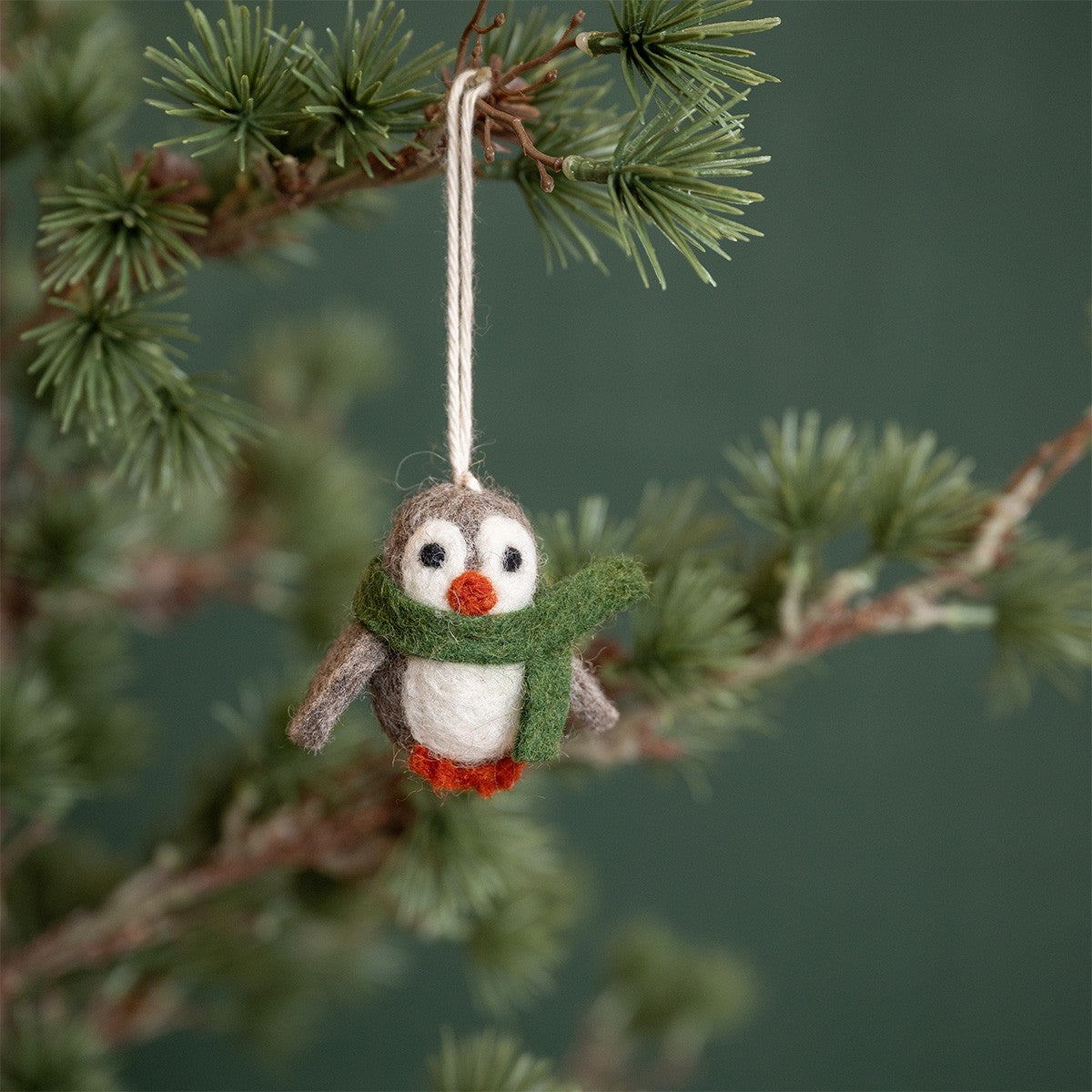 Vilten hanger pinguin met sjaal groen
