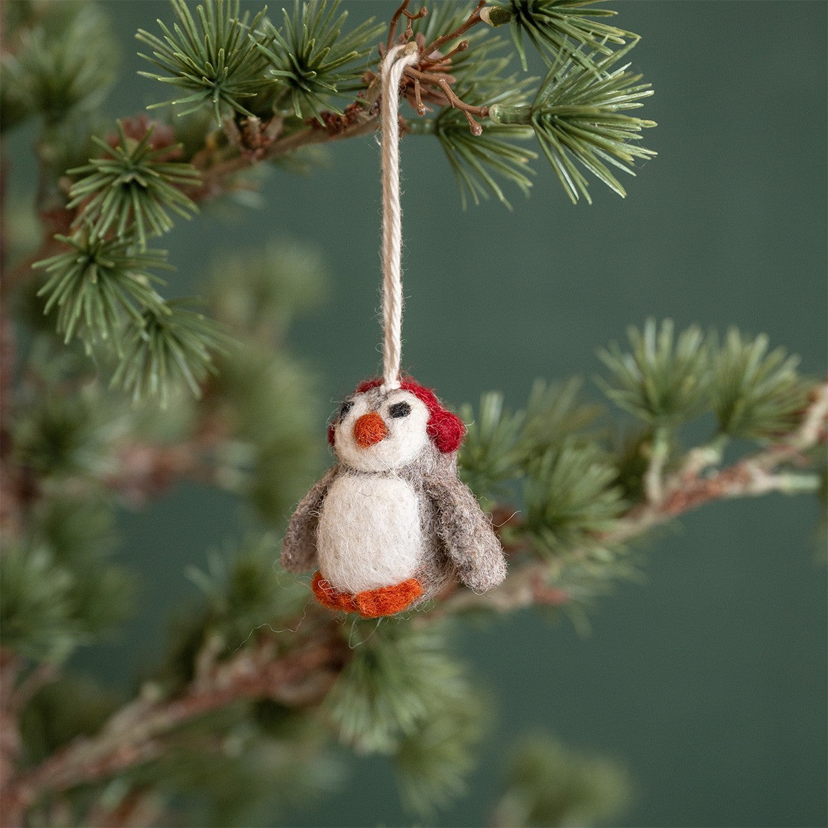 Vilten hanger pinguin met oorwarmers rood